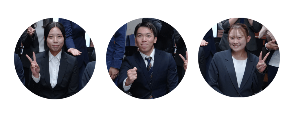 内定式に参加する3名の新卒内定者が笑顔でポーズをとっている写真